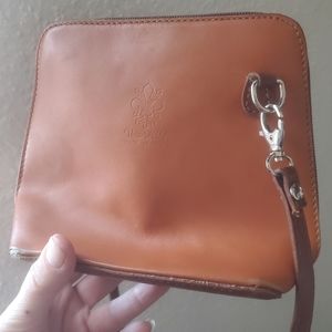 Vera Pelle Made in Italy Leather Detachable Strap Crossbody Bag.